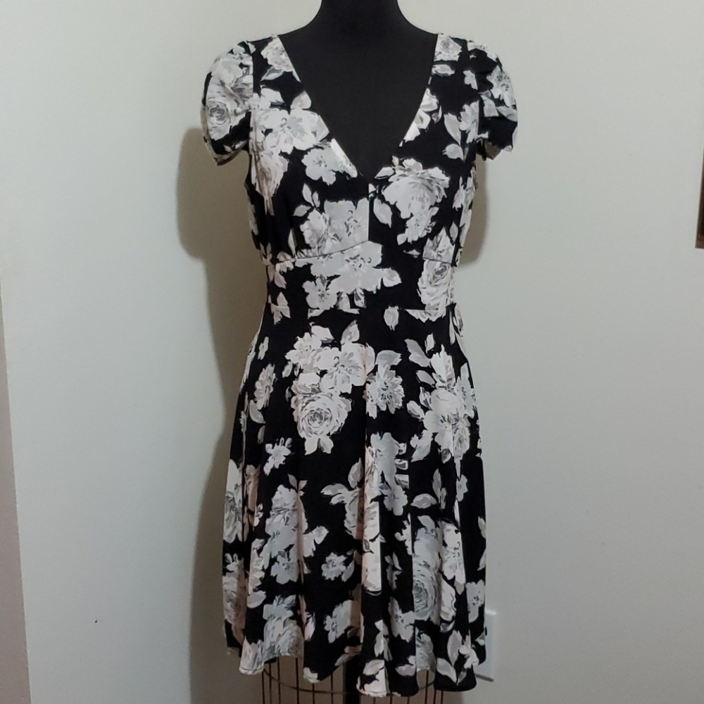 Black & White Floral V-Neck Women's Dress